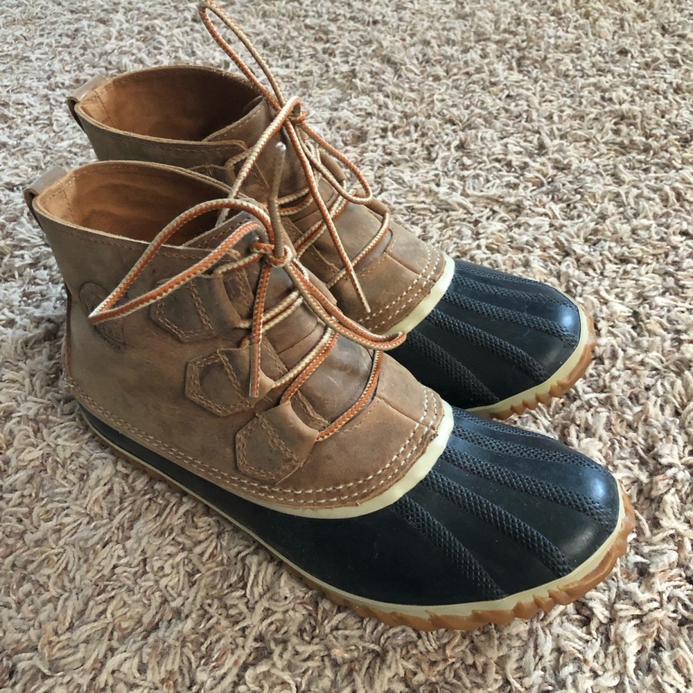 Sorel Out N About waterproof boots Size 9